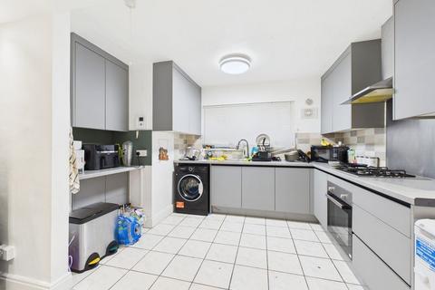 3 bedroom flat to rent, Coulsdon Road, Caterham - £1950pcm