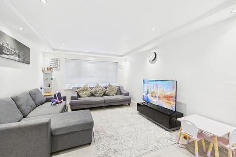 3 bedroom flat to rent, Coulsdon Road, Caterham - £1950pcm