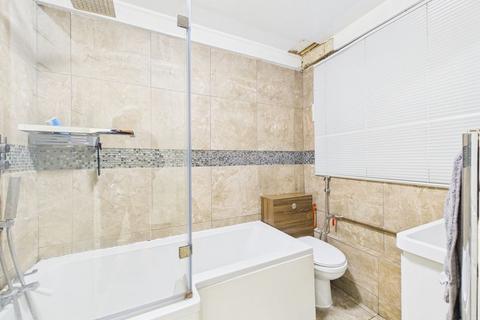 3 bedroom flat to rent, Coulsdon Road, Caterham - £1950pcm