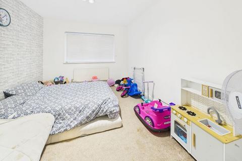 3 bedroom flat to rent, Coulsdon Road, Caterham - £1950pcm