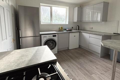 3 bedroom semi-detached house to rent, Tone Drive, Gloucester