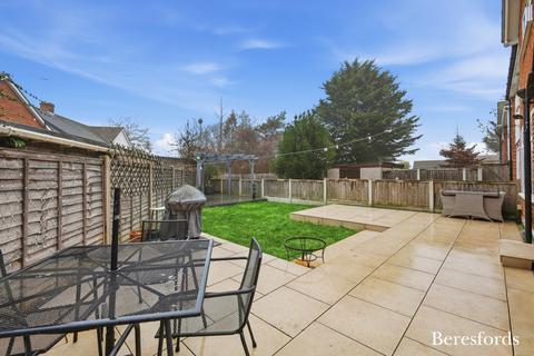 3 bedroom semi-detached house for sale, Newlands Close, Billericay, CM12