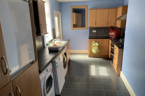 3 bedroom end of terrace house to rent, Trafford Road, Eccles, Manchester
