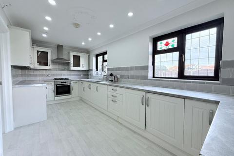 Mixed use to rent, Vaagen Road, Canvey Island, Essex, SS8 9DP