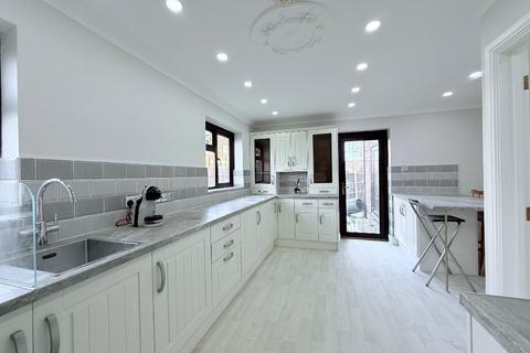 Mixed use to rent, Vaagen Road, Canvey Island, Essex, SS8 9DP