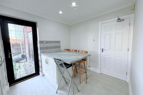 Mixed use to rent, Vaagen Road, Canvey Island, Essex, SS8 9DP