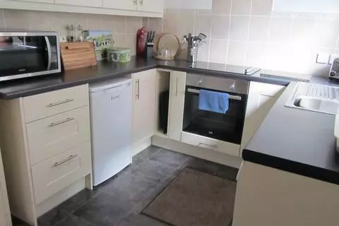 2 bedroom end of terrace house to rent - View 3