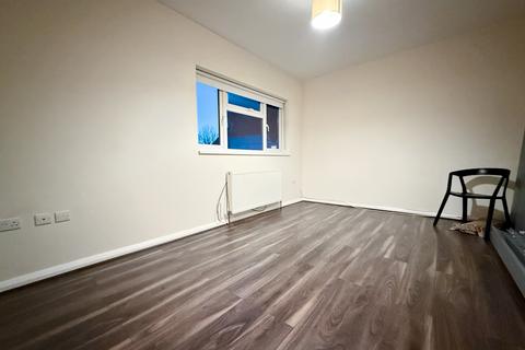 2 bedroom flat to rent, Bathurst Walk, Iver, SL0