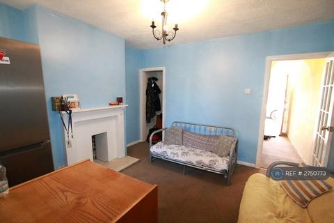 3 bedroom terraced house to rent, Brighton Road, Reading, RG6
