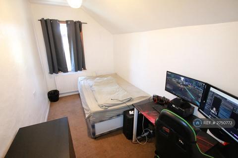 3 bedroom terraced house to rent, Brighton Road, Reading, RG6