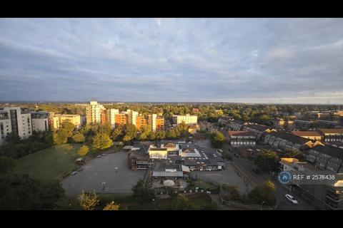 1 bedroom in a flat share to rent, Brentford, London, TW8