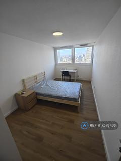 1 bedroom in a flat share to rent, Brentford, London, TW8