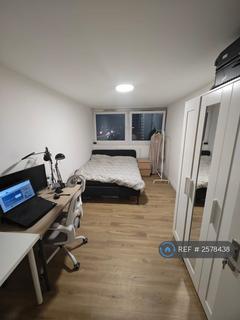1 bedroom in a flat share to rent, Brentford, London, TW8