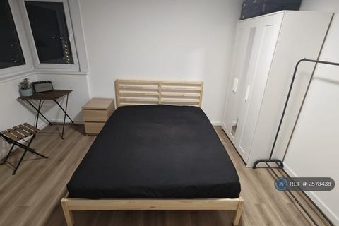 1 bedroom in a flat share to rent, Brentford, London, TW8