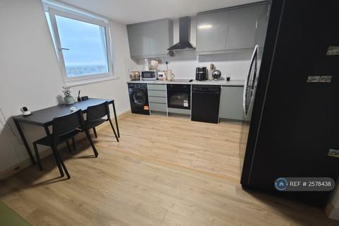 1 bedroom in a flat share to rent, Brentford, London, TW8
