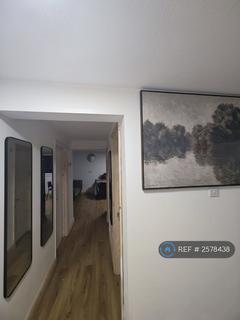 1 bedroom in a flat share to rent, Brentford, London, TW8