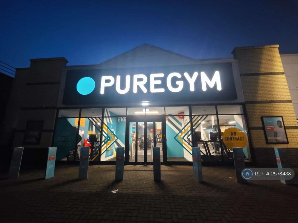 New 24/7 Pure Gym Brentford , 8min Jogging