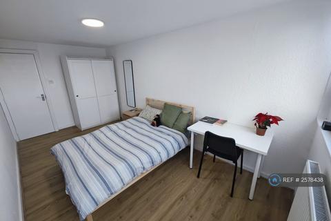 1 bedroom in a flat share to rent, Brentford, London, TW8