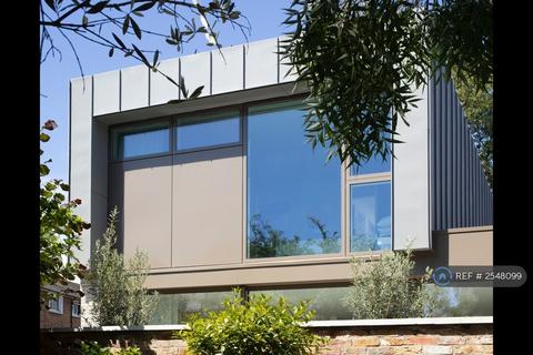 3 bedroom detached house to rent, Morris Gardens, London, SW18
