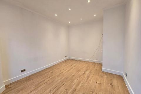 2 bedroom flat to rent, High Road, Finchley