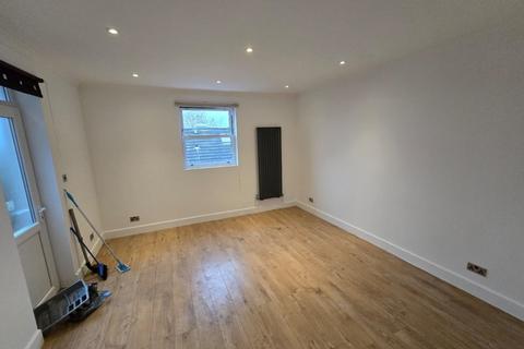 2 bedroom flat to rent, High Road, Finchley