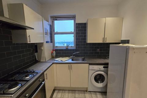 2 bedroom flat to rent, High Road, Finchley
