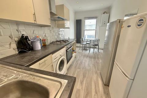 Studio to rent, High Road, North Finchley