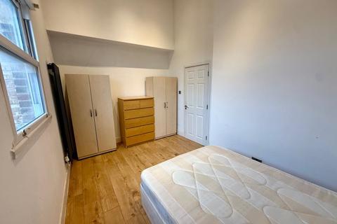 Studio to rent, High Road, North Finchley