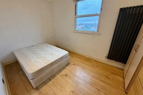 Studio to rent, High Road, North Finchley