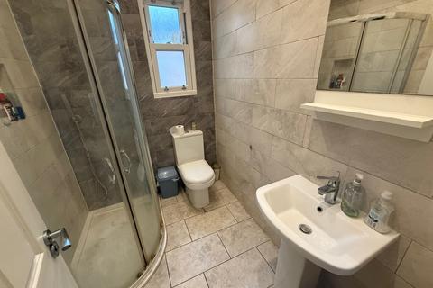 Studio to rent, High Road, North Finchley