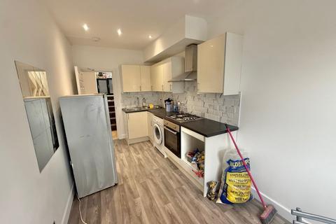 Studio to rent, High Road, North Finchley