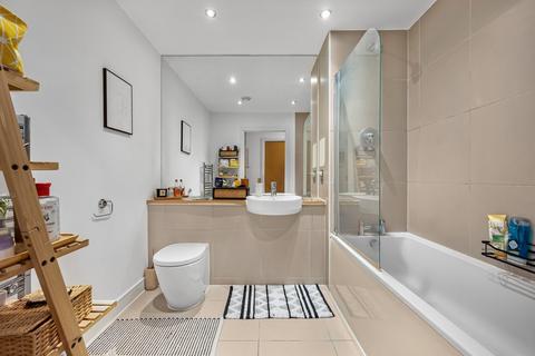 2 bedroom flat for sale, Chamberlain Court, Silwood Street, London, SE16