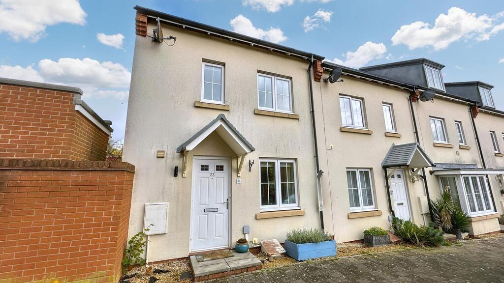 Attractive two-storey terraced house with a cle...