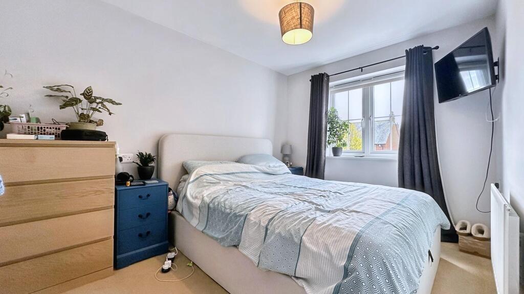 Bright, neatly presented double bedroom with a ...