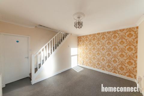3 bedroom terraced house to rent, High Road, Romford