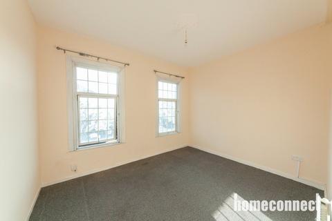 3 bedroom terraced house to rent, High Road, Romford