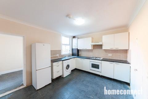 3 bedroom terraced house to rent, High Road, Romford