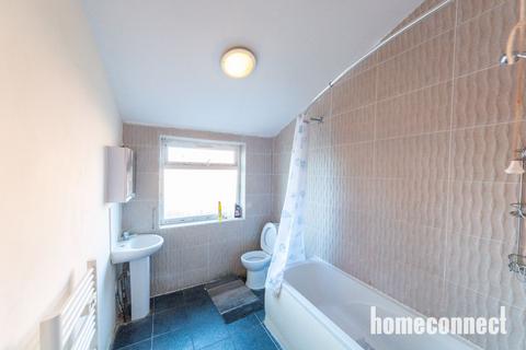 3 bedroom terraced house to rent, High Road, Romford