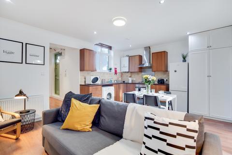 3 bedroom apartment to rent, Tooting High Street, Tooting Broadway, SW17