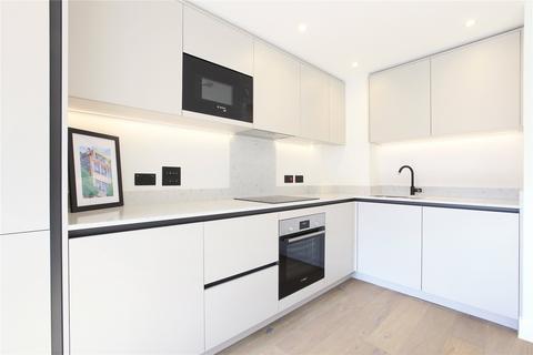 Studio to rent, Balham High Road, London SW12