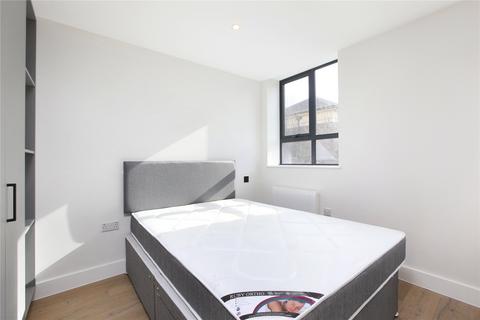 Studio to rent, Balham High Road, London SW12