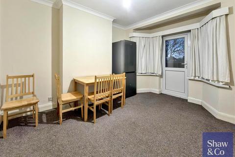 4 bedroom detached house to rent, Bedfont Lane, Feltham TW14