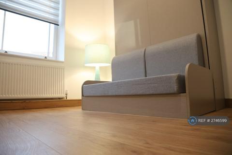 Studio to rent, Grafton Road, London, NW5