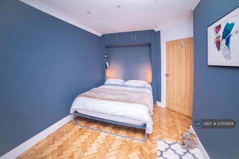 4 bedroom flat to rent, Nelsons Row, London, SW4