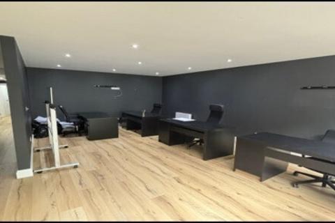 Retail property (high street) to rent, 75 Lauderdale Gdns Glasgow G12 9QU