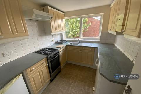2 bedroom maisonette to rent, Henray Av, Leicester, LE2