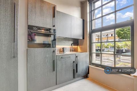 Studio to rent, Caledonian Road, London, N1
