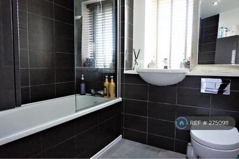 2 bedroom terraced house to rent, Wardle Street, Manchester, M40