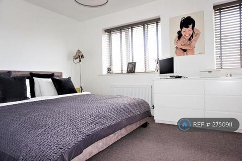 2 bedroom terraced house to rent, Wardle Street, Manchester, M40