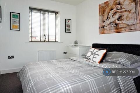 2 bedroom terraced house to rent, Wardle Street, Manchester, M40